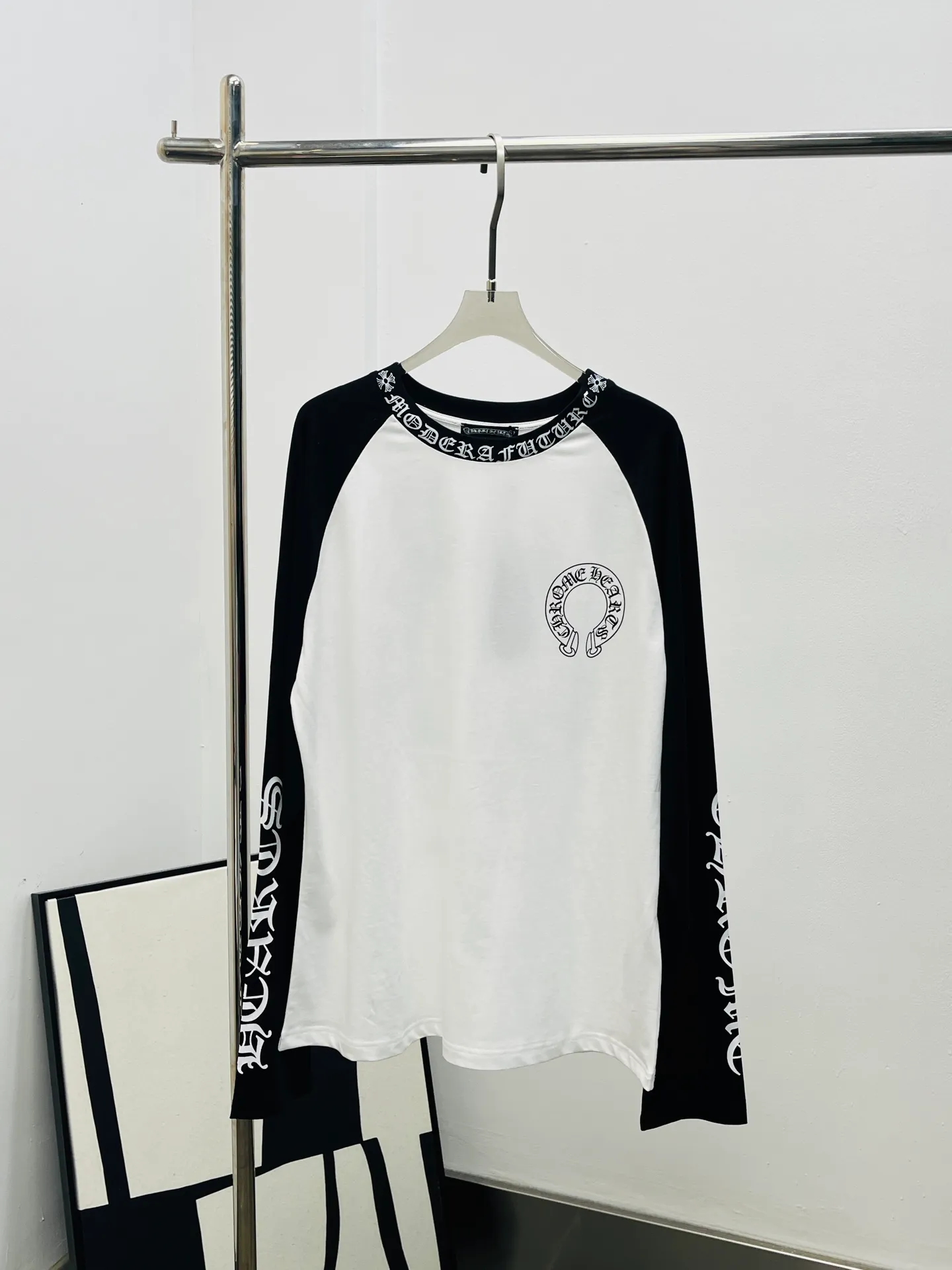 P260 •Chrome hear*•2025 New Arrival Letter Print Contrast Color Raglan Long Sleeve Top Customized YB twill cotton material, comfortable texture, full of stretch, round neck long sleeve top cut, embellished with topical horseshoe graphic letter logo on one side of the chest to highlight the brand style, loose version, visually narrow and elongated, slim and tolerant. The raglan is available in contrasting pink and black, and the cuffs echo the letter print. The brand style is distinct, and it is stylish when worn alone. Customized surface accessories, look for the correct version, high version, 2 colors SML